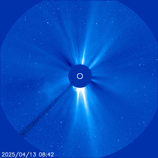 Tempête solaire imminente le 16 avril : un flux de plasma du Soleil frappe la Terre 3 La CME du 13 avril qui a projeté le vent solaire vers la Terre. Crédit : NASA/SOHO
