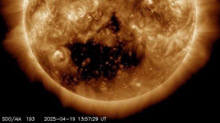 Un immense "trou" s'est ouvert sur le Soleil et est dirigé vers la Terre : le plasma nous frappera à Pâques 1 L'immenso buco coronale puntato verso la Terra il 19 aprile 2025. Credit: NASA/SDO/AIA