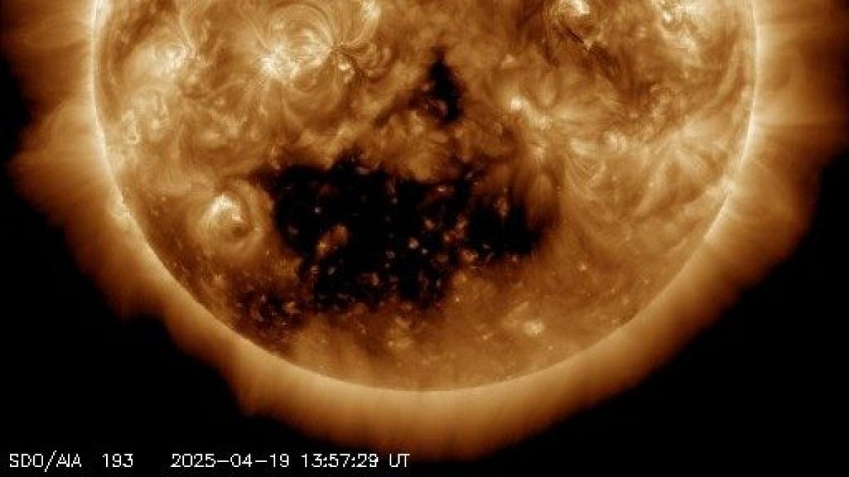L'immenso buco coronale puntato verso la Terra il 19 aprile 2025. Credit: NASA/SDO/AIA