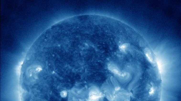 Une tempête géomagnétique se prépare pour le premier week-end d'avril : un fort flux de vent solaire vise la Terre 1 Le Soleil aujourd'hui 5 avril 2025. Crédit : NASA/SDO
