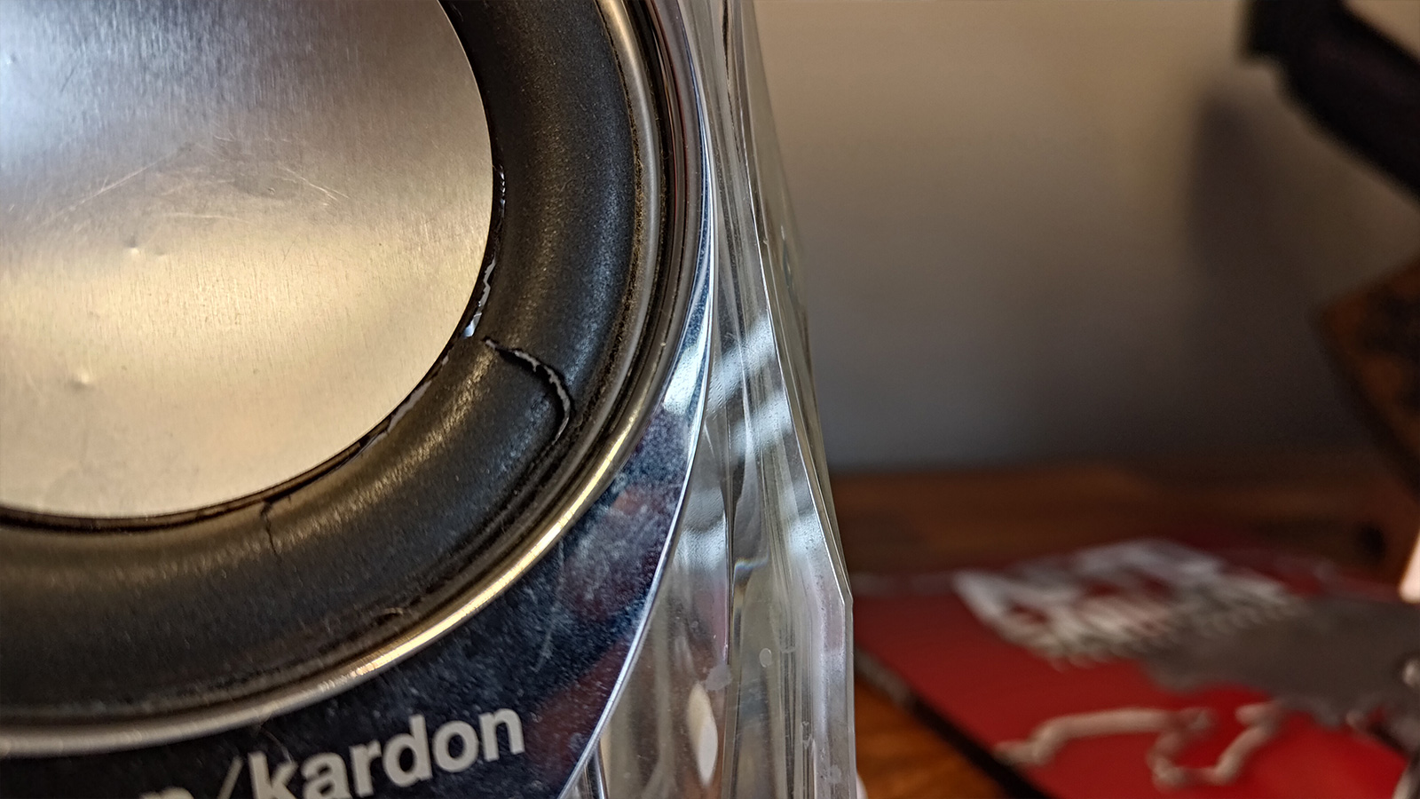 J'ai tellement aimé ces haut-parleurs que je me suis brûlé en essayant de les réparer 3 Mousse de haut-parleur déchirée.