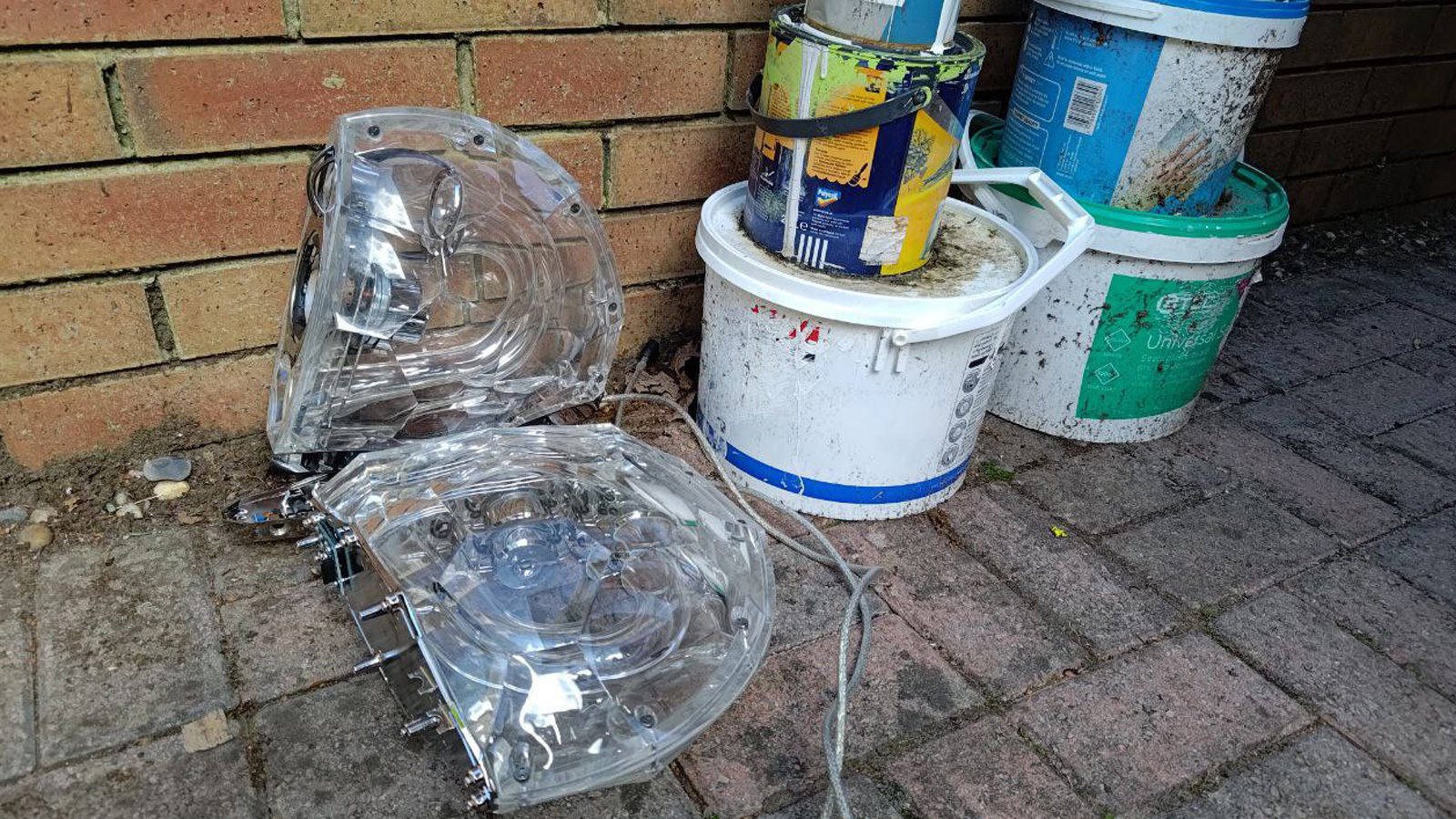 J'ai tellement aimé ces haut-parleurs que je me suis brûlé en essayant de les réparer 7 Enceintes PC dehors auprès de quelques boîtes de peinture.
