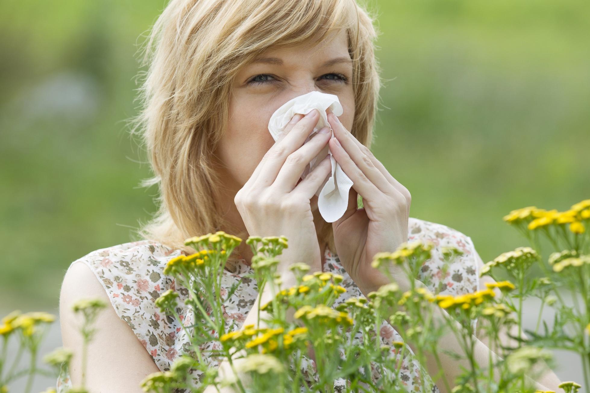 femme éternuant parmi des fleurs