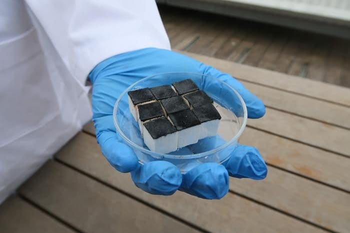Cette étrange "tasse" se remplit d'eau fraîche et propre lorsqu'elle est exposée à l'air : elle peut sauver des vies 3 Les cubes spongieux et absorbants à la base du dispositif. Crédit : Shu Shu Zheng, Université RMIT