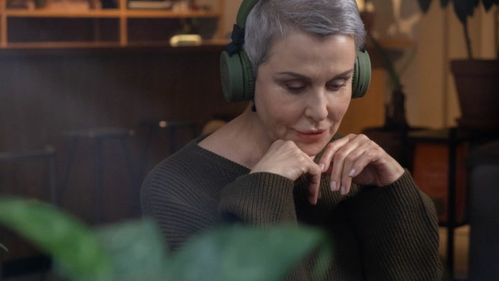 Des chercheurs ont découvert que la musique peut réellement soulager la douleur 4 Femme écoutant de la musique avec des écouteurs