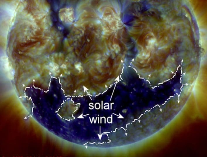 Un immense trou de 1 million de kilomètres s'est ouvert sur le Soleil et est dirigé vers la Terre 3 Le vent solaire émanant du trou coronaire. Crédit : NASA/SDO/Spaceweather.com