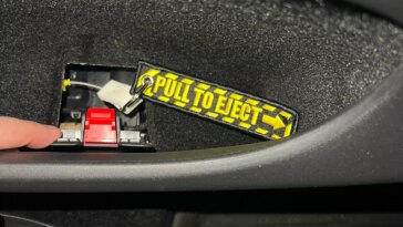 Les propriétaires de Tesla créent des cordes de secours pour éviter d’être piégés dans leurs voitures électriques 12 Les Propriétaires De Tesla Créent Des Cordes De Secours Pour