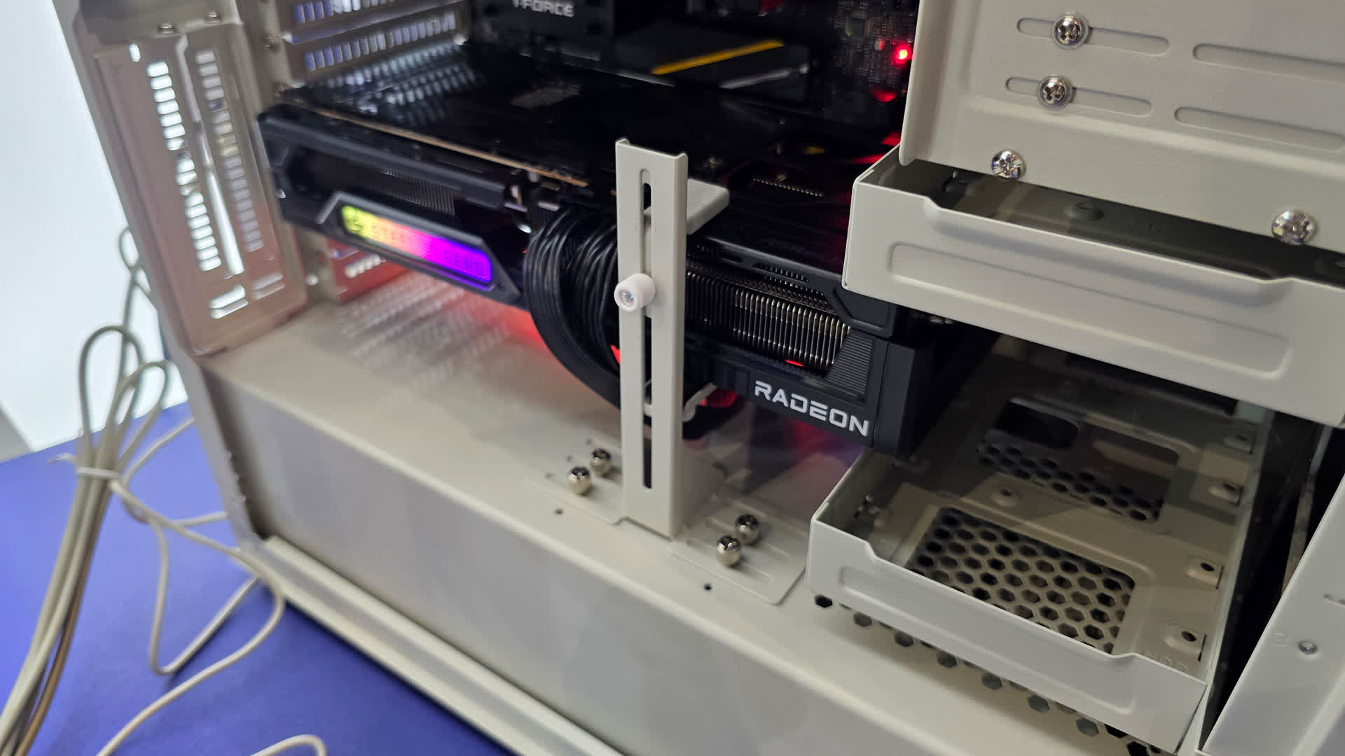 SilverStone crée une nouvelle tour PC au design rétro des années 80 3 1747846357 668 SilverStone cree une nouvelle tour intermediaire au design retro des
