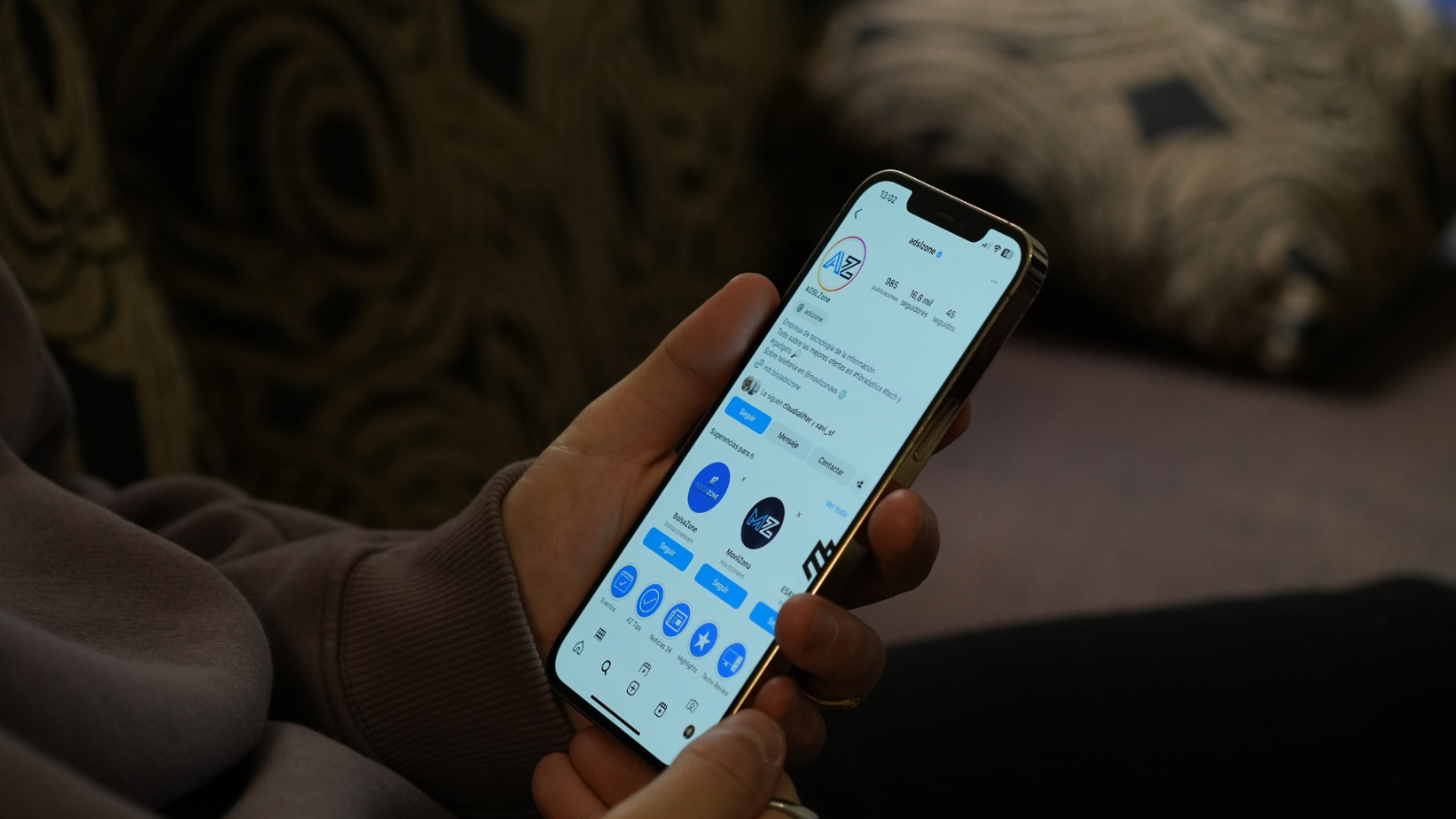 Utilisateur d'Instagram sur un canapé
