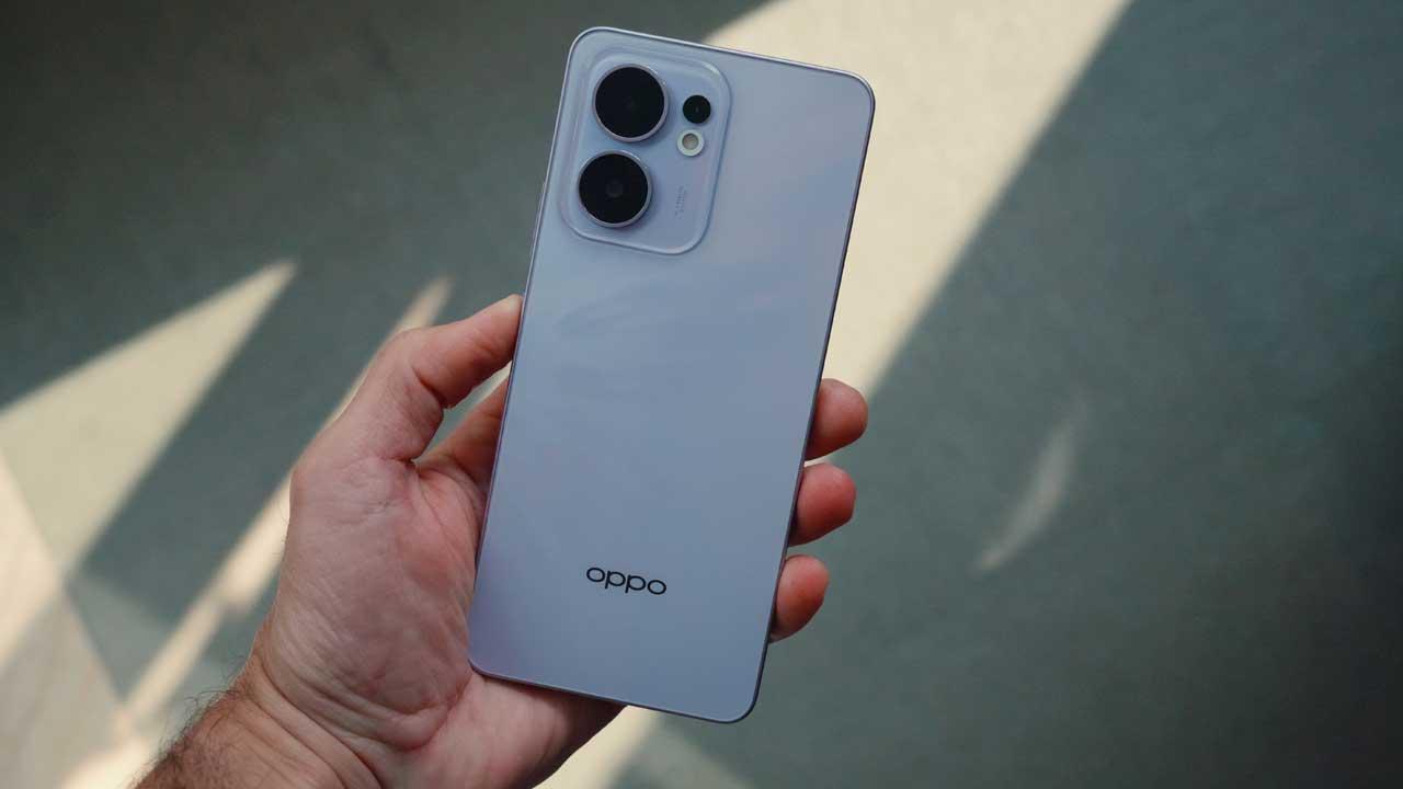 3 mobiles OPPO avec technologie de pointe : chargement sans fil à la vitesse de la lumière 3 OPPO Reno13 Pro design