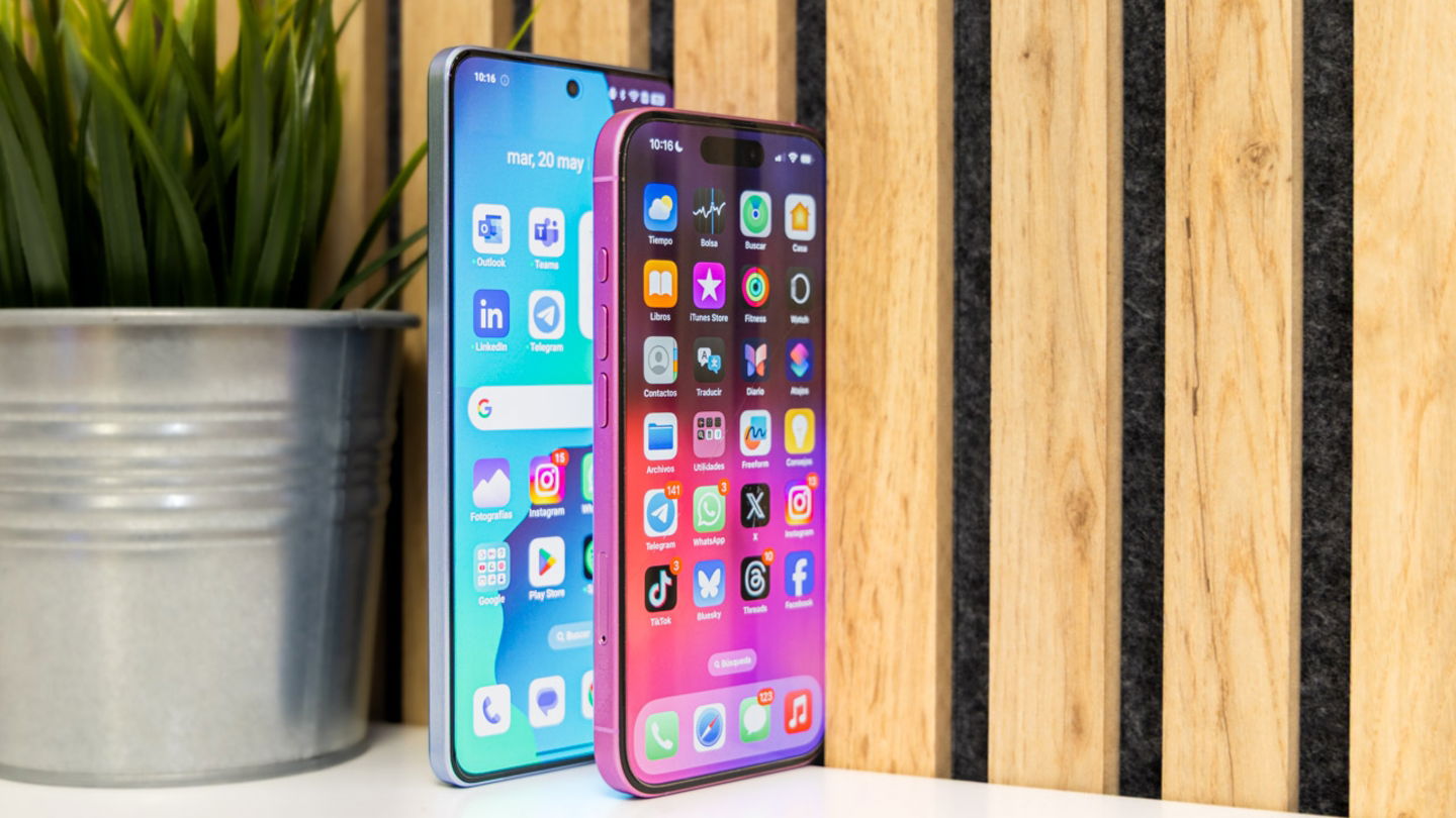 Nouveau realme GT 7 : 3 raisons qui le rendent supérieur à l'iPhone 16 6 Frontal du realme GT 7 et de l'iPhone 16