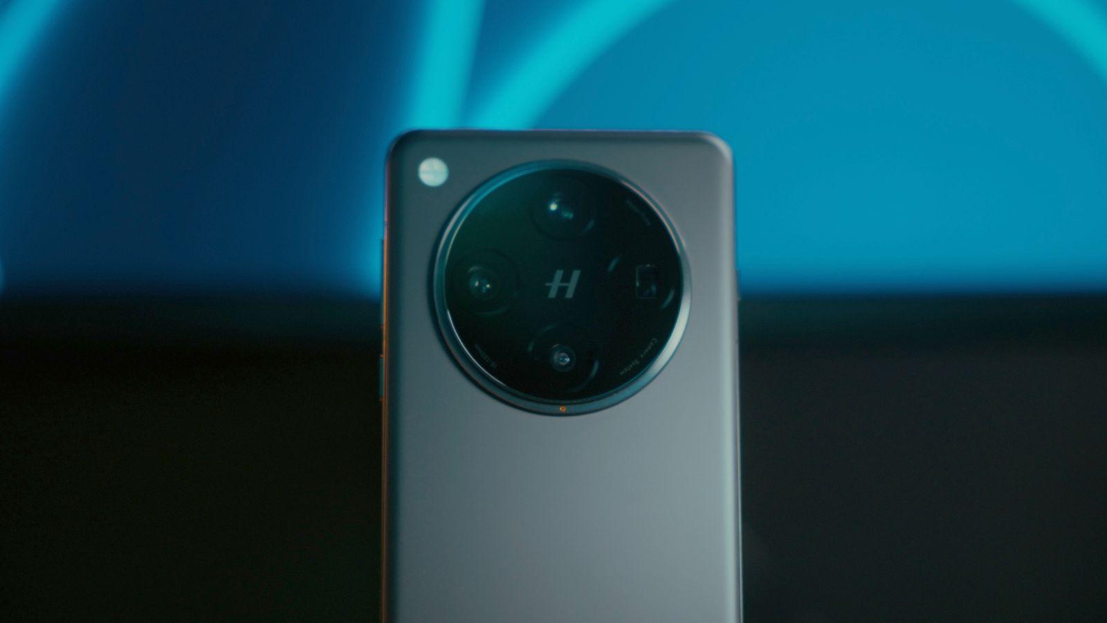 3 mobiles OPPO avec technologie de pointe : chargement sans fil à la vitesse de la lumière 2 OPPO Find X8 Pro 5G fond eau