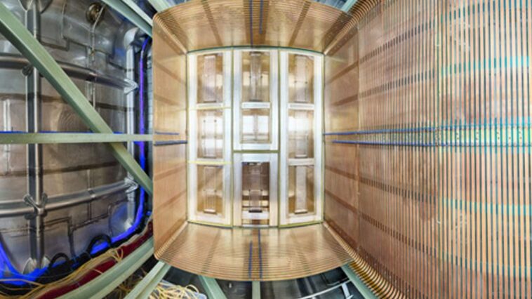 Aux origines de l'univers, la science se défie pour révéler comment tout a commencé 1 Détail du cryostat du prototype de DUNE / Crédit : Fermilab