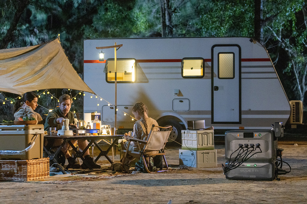 BLUETTI Lance l’Apex 300 : Une Batterie Polyvalente pour la Maison, les Camping-Cars et la Vie Autonome 7 Bluetti Apex 300 Caravane