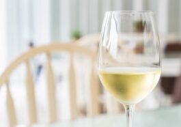 Boire du vin blanc pourrait réduire le risque d'arrêt cardiaque, révèle une étude