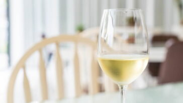 Boire du vin blanc pourrait réduire le risque d'arrêt cardiaque, révèle une étude