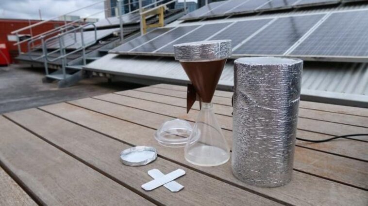 Cette étrange "tasse" se remplit d'eau fraîche et propre lorsqu'elle est exposée à l'air : elle peut sauver des vies 1 Le dispositif qui capte de l'eau dans l'air. Crédit : Shu Shu Zheng / Université RMIT