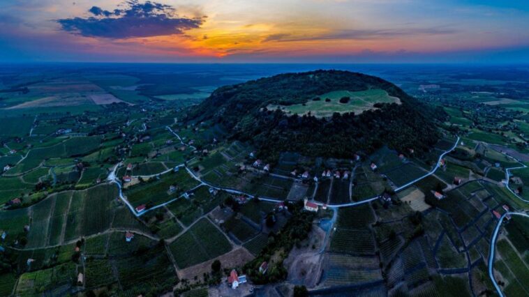 De grands trésors découverts au cœur de cette colline volcanique en Hongrie 1 La collina Somló en Hongrie. Credit: iStock