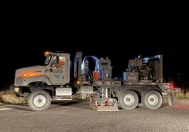 Le camion de vibroseis au travail dans le parc de Yellowstone. Crédit : Jamie Farrell / Université de l'Utah.
