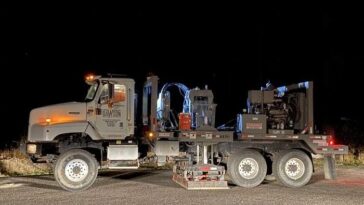 Découverte d'une cavité de magma et d'eau supercritique sous Yellowstone : le supervolcan pourrait déclencher l'apocalypse 29 Le camion de vibroseis au travail dans le parc de Yellowstone. Crédit : Jamie Farrell / Université de l'Utah.