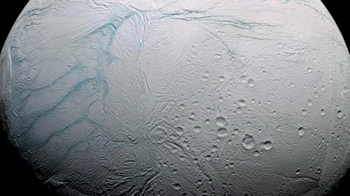 Des scientifiques proposent d'infecter un autre monde et d'observer les conséquences : la lune Encelade 2 Image de la lune de Saturne, Encelade.