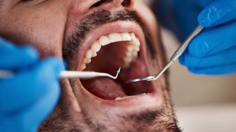 Elle va chez le dentiste à cause de ses gencives saignantes, mais elle découvre une maladie potentiellement mortelle 1 Immagine