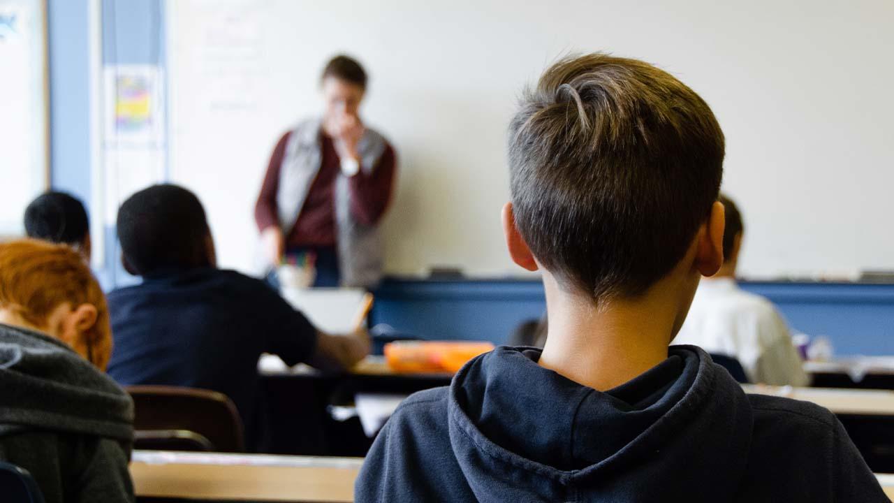 Europe veut interdire les mobiles à l'école 2 enfants à l'école