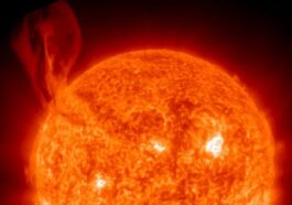 L'énorme filamento de centinaia di chilometri scagliato dal Sole. Credit: NOAA