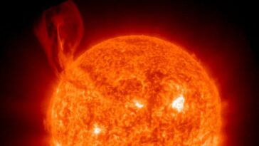 Filaments impressionnants éjectés par le Soleil, heureusement pas en direction de la Terre : des images à couper le souffle 14 L'énorme filamento de centinaia di chilometri scagliato dal Sole. Credit: NOAA