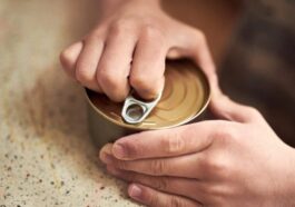 Ils ouvrent des boîtes de saumon anciennes de 40 ans, ce qu'ils découvrent à l'intérieur révèle quelque chose d'inattendu 36 Immagine