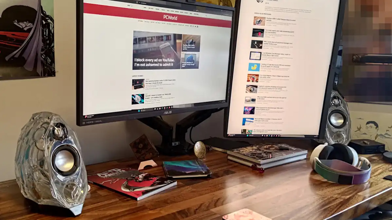 J'ai tellement aimé ces haut-parleurs que je me suis brûlé en essayant de les réparer 2 Enceintes Harman Kardon GLA-55 sur un bureau.
