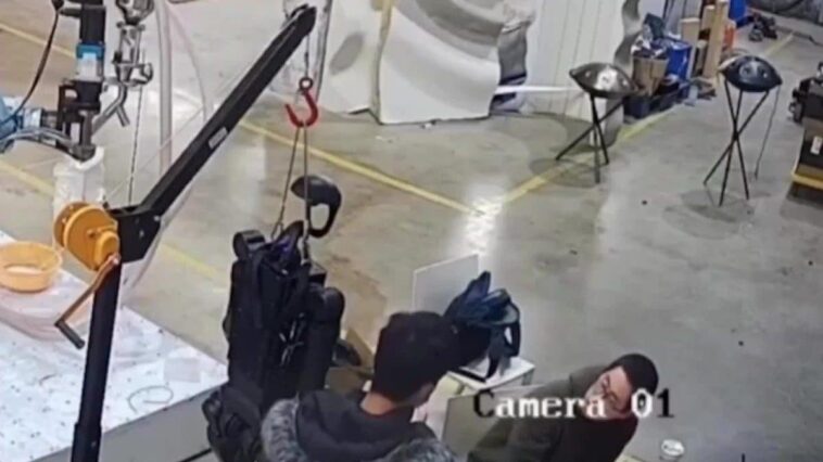 La vidéo du robot qui attaque un homme : non, il n'est pas devenu fou 1 La vidéo du robot qui attaque un homme : non, il n'est pas devenu fou