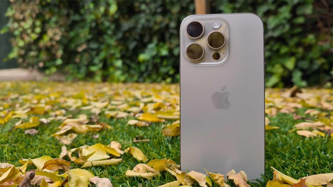 iPhone 16 pro avec feuilles