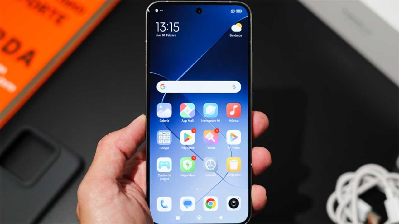 Les mobiles top de l'année dernière qui sont maintenant une véritable aubaine 2 xiaomi 14 en main