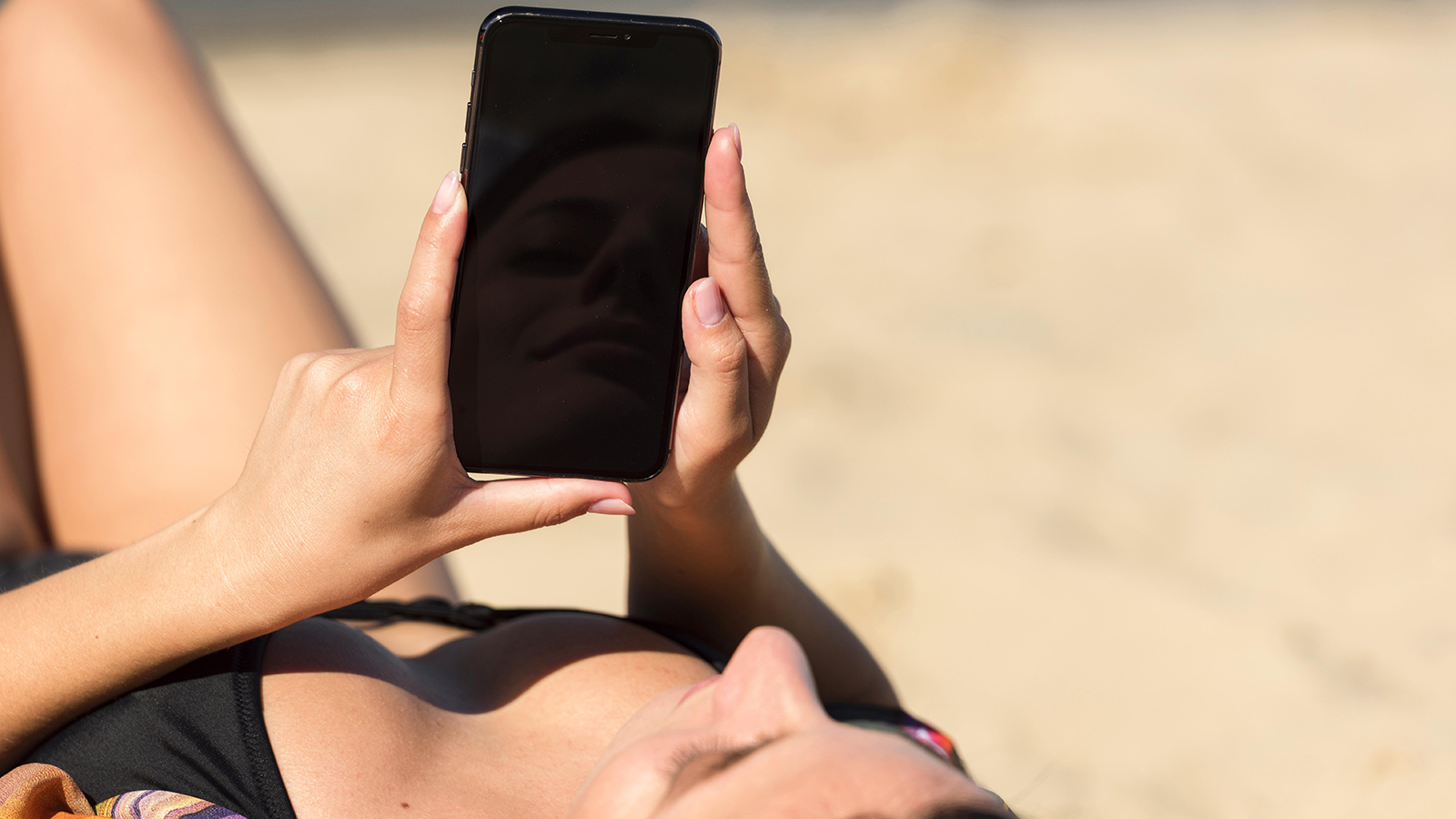 Aller à la plage peut vous priver d'Internet sur votre téléphone mobile 2 femme avec un mobile à la plage