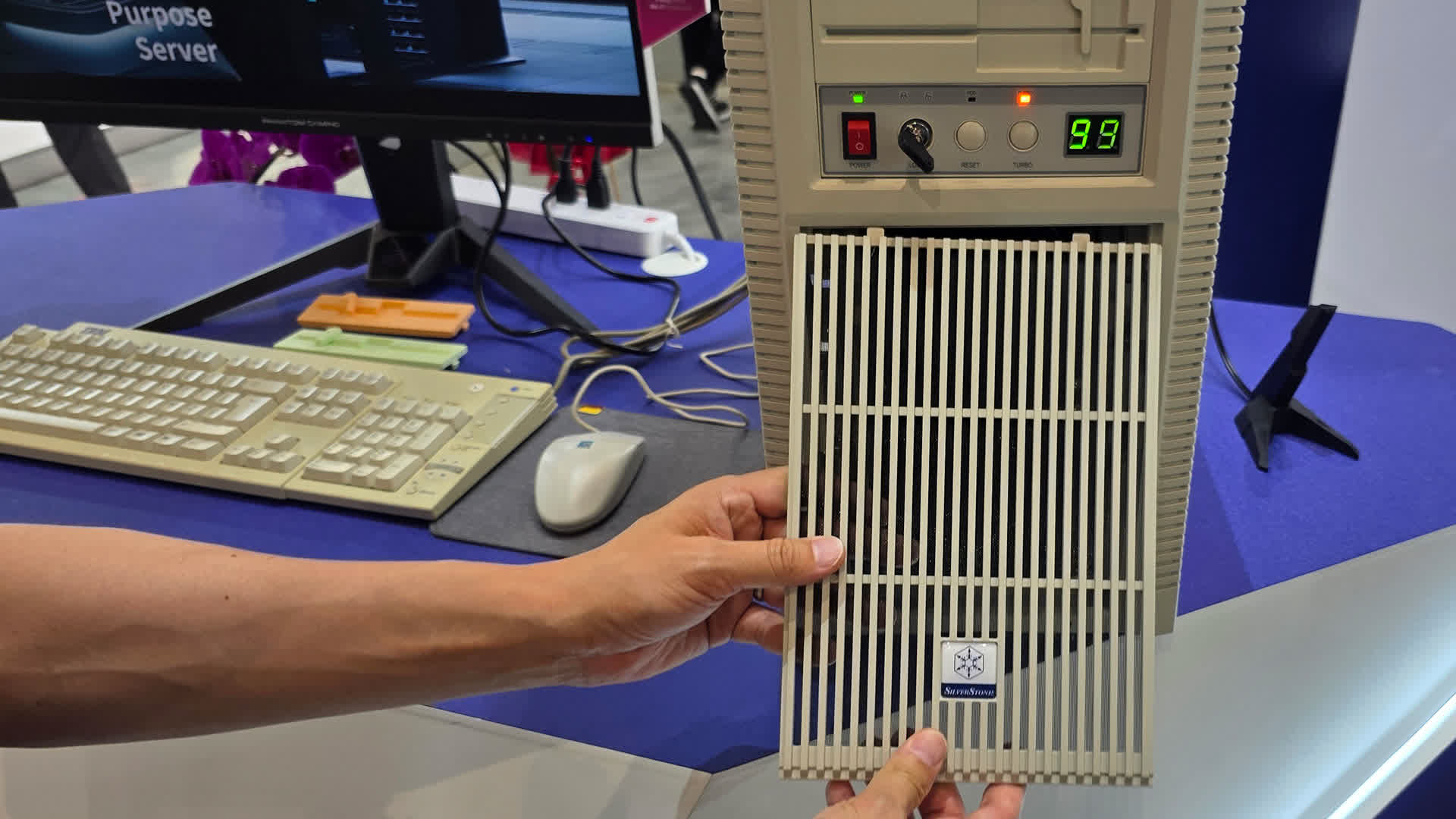 SilverStone crée une nouvelle tour PC au design rétro des années 80 2 SilverStone cree une nouvelle tour intermediaire au design retro des