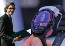 Un homme irrésistible avec un incroyable montre Galaxy Watch sur son poignet