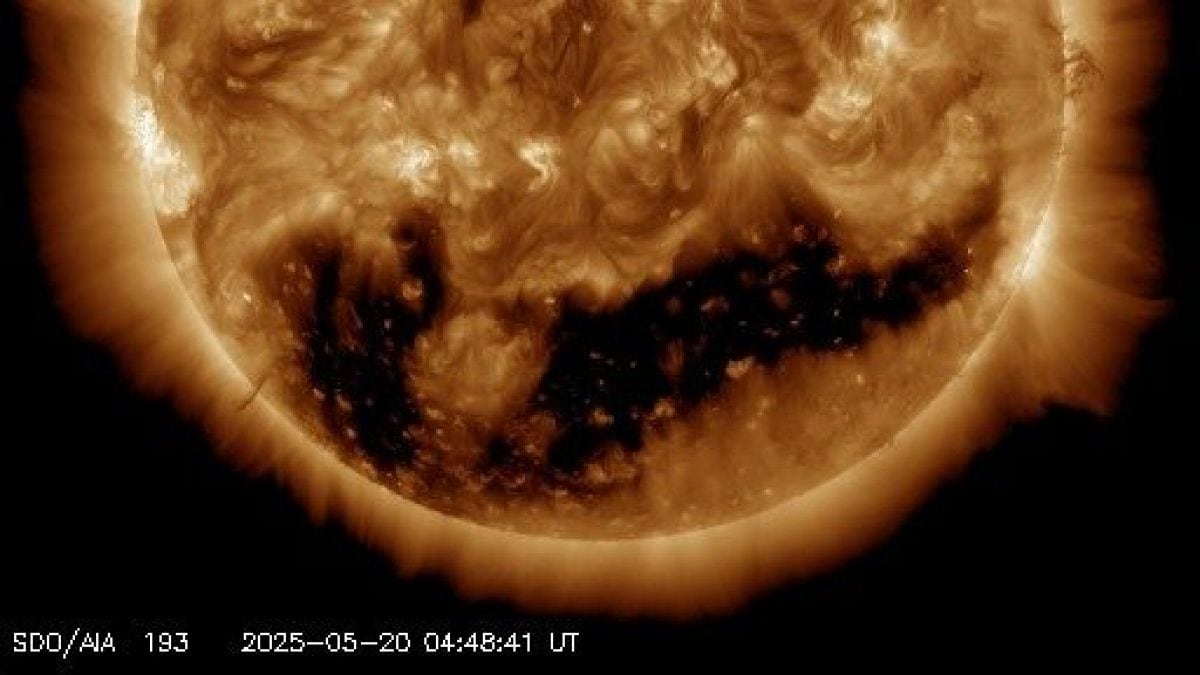 Un immense trou de 1 million de kilomètres s'est ouvert sur le Soleil et est dirigé vers la Terre 2 Le colossal trou coronaire sur le Soleil. Crédit : NASA/SDO/AIA