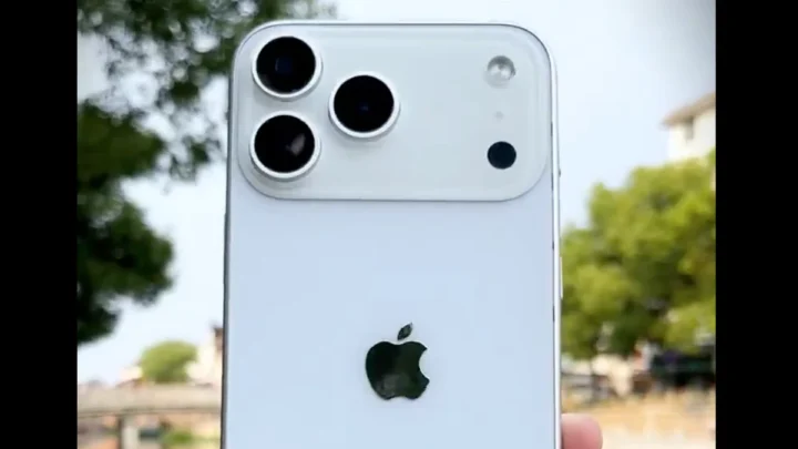 iPhone 17 Pro Max... dévoilé dans une vidéo avec des lignes élégantes 2 iPhone 17 Pro Max devoile dans une video avec des.webp