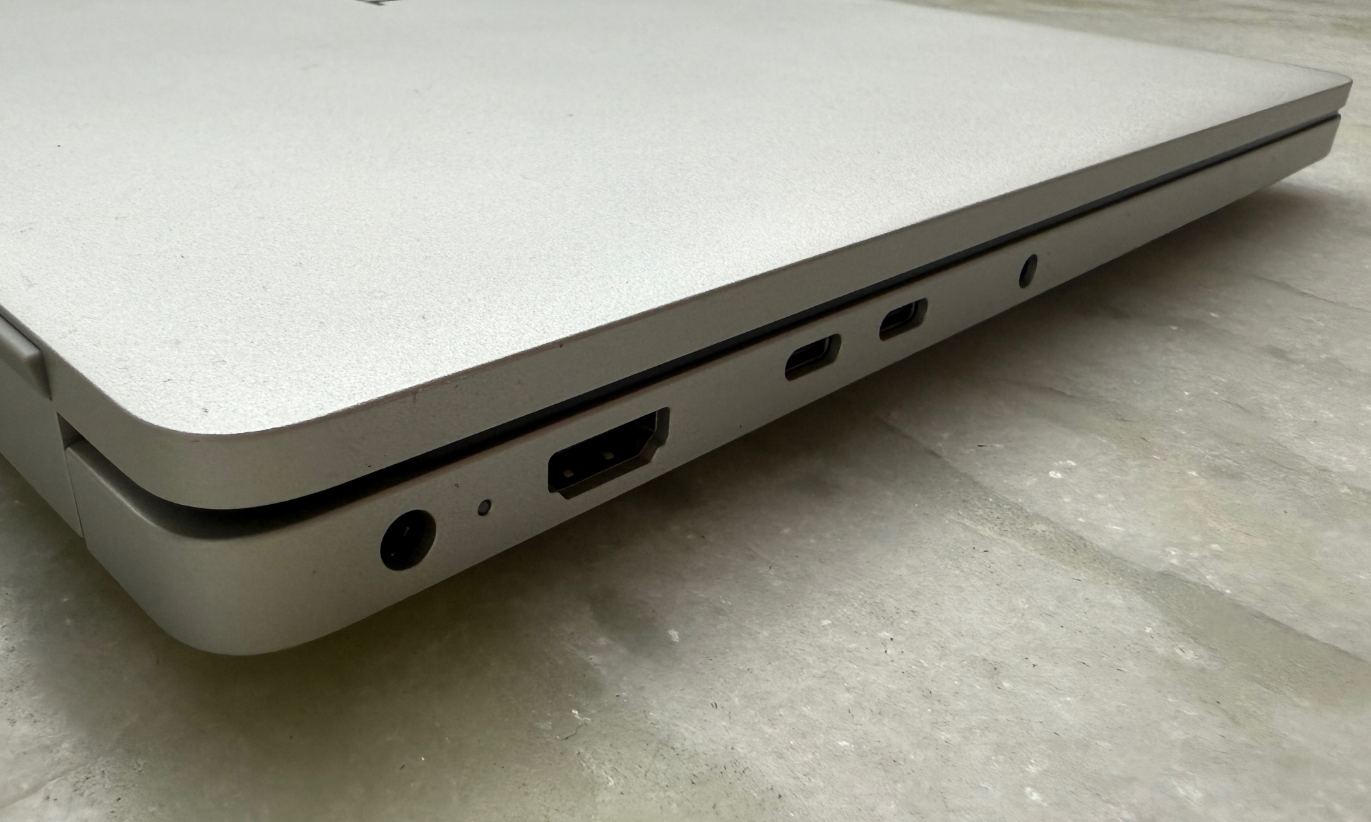 Hésitant entre un MacBook Air et un Pro ? Je vous recommande quelque chose de totalement différent 3 Vue rapprochée des ports du Dell Pro 14.