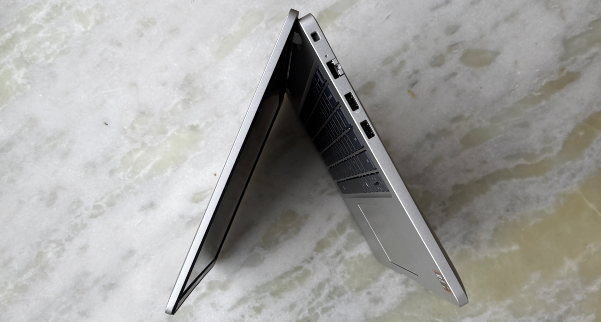 Hésitant entre un MacBook Air et un Pro ? Je vous recommande quelque chose de totalement différent 4 Vue de la partie supérieure du Dell Pro 14.