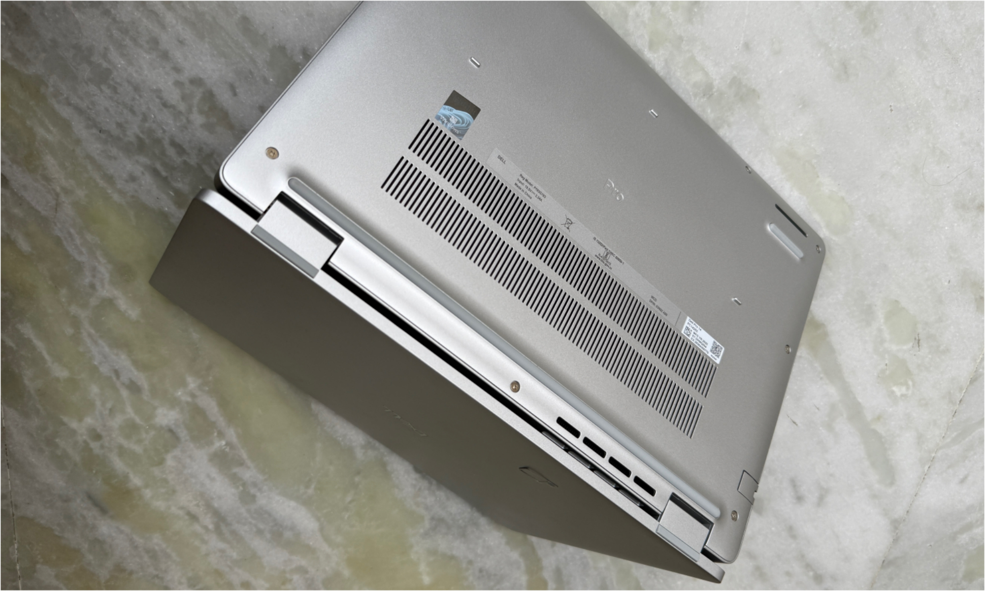 Hésitant entre un MacBook Air et un Pro ? Je vous recommande quelque chose de totalement différent 5 Vue arrière du Dell Pro 14.