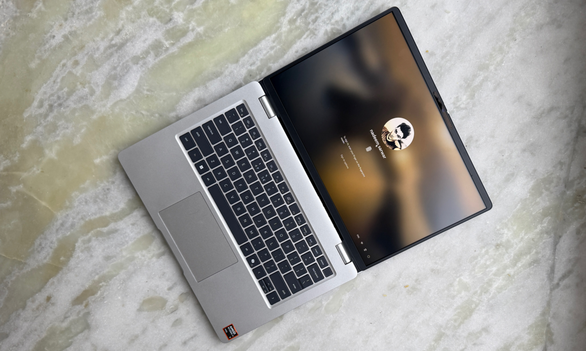 Hésitant entre un MacBook Air et un Pro ? Je vous recommande quelque chose de totalement différent 6 Vue de l'écran d'accueil du Dell Pro 14.