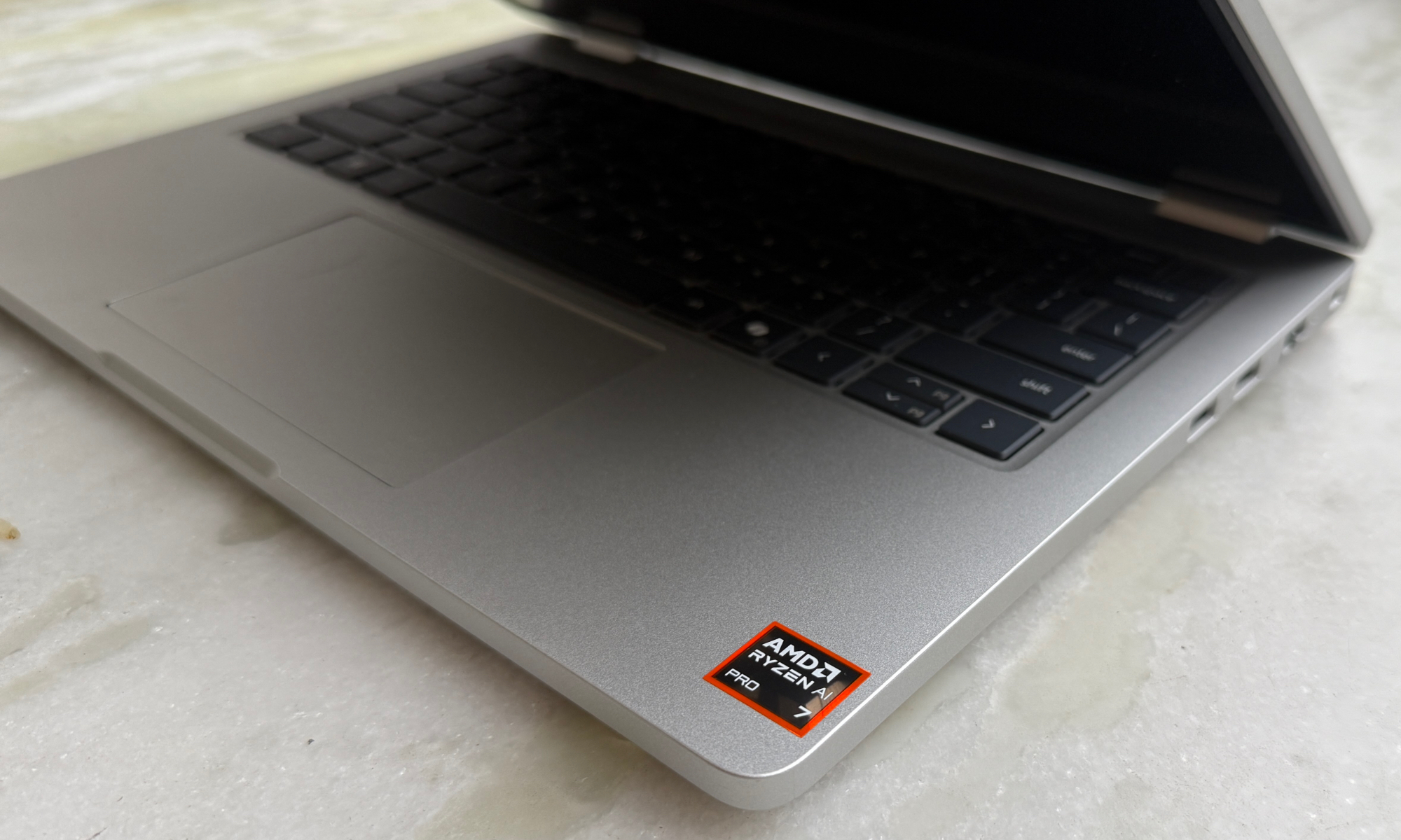 Hésitant entre un MacBook Air et un Pro ? Je vous recommande quelque chose de totalement différent 7 Vue en angle du Dell Pro 14.