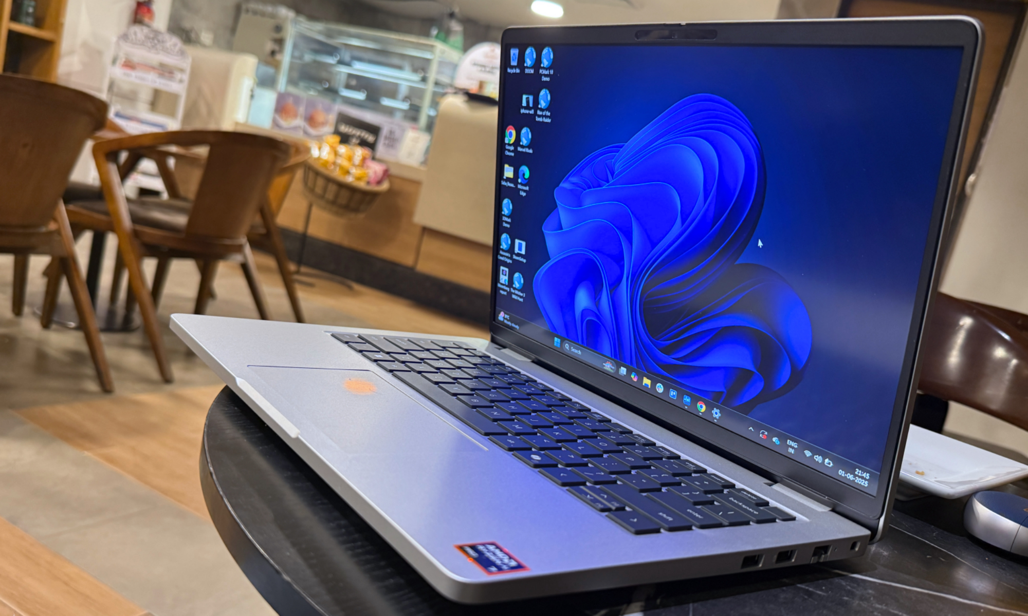 Hésitant entre un MacBook Air et un Pro ? Je vous recommande quelque chose de totalement différent 10 Vue de côté du Dell Pro 14.