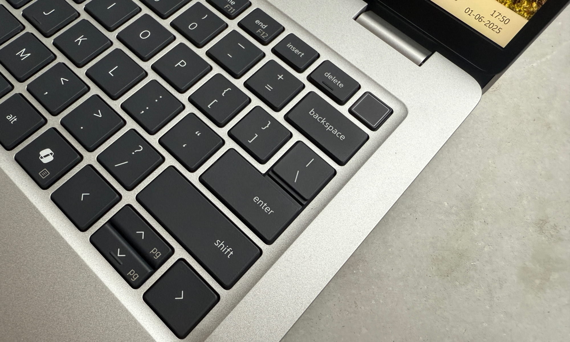 Hésitant entre un MacBook Air et un Pro ? Je vous recommande quelque chose de totalement différent 11 Gros plan sur le clavier du Dell Pro 14.