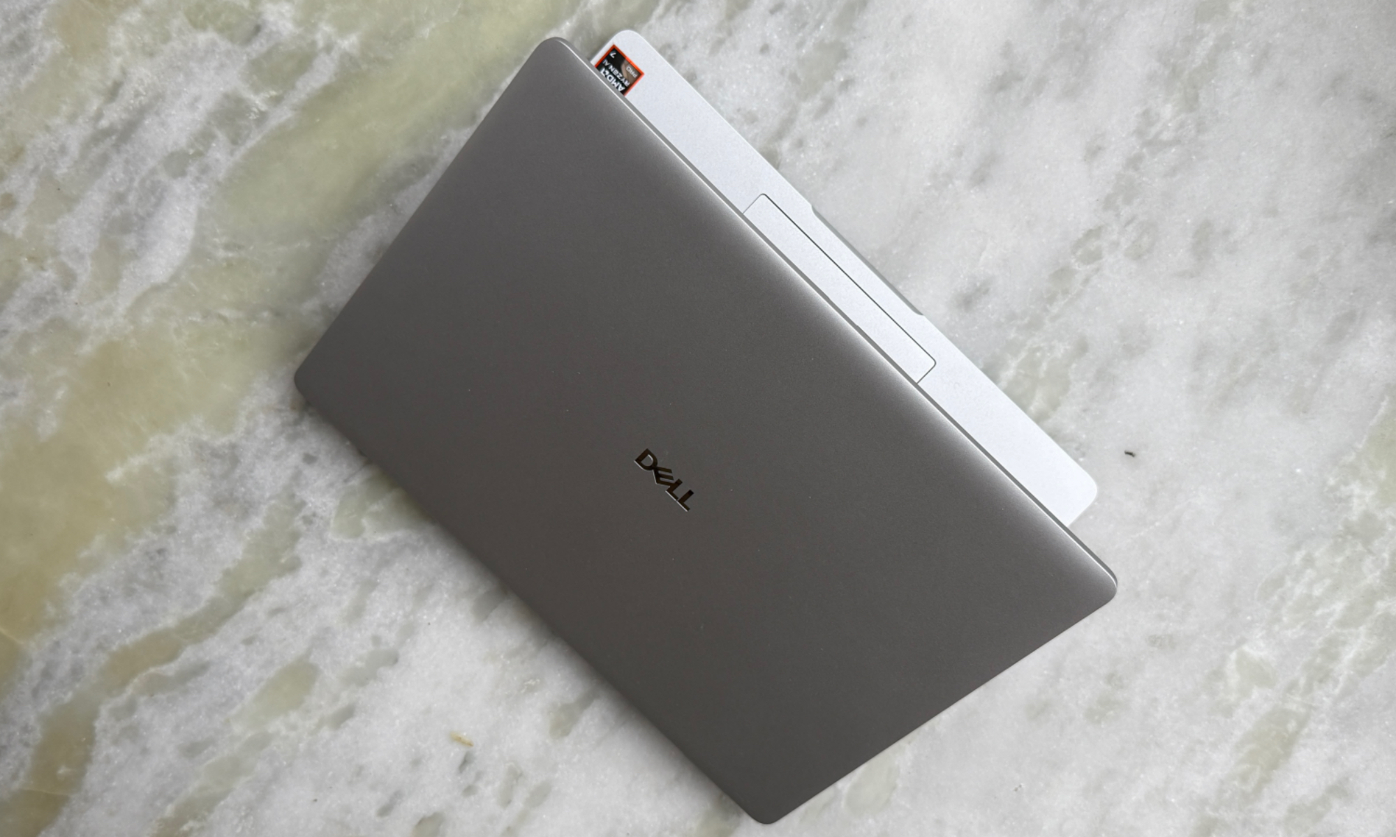 Hésitant entre un MacBook Air et un Pro ? Je vous recommande quelque chose de totalement différent 14 Vue de dessus du Dell Pro 14.