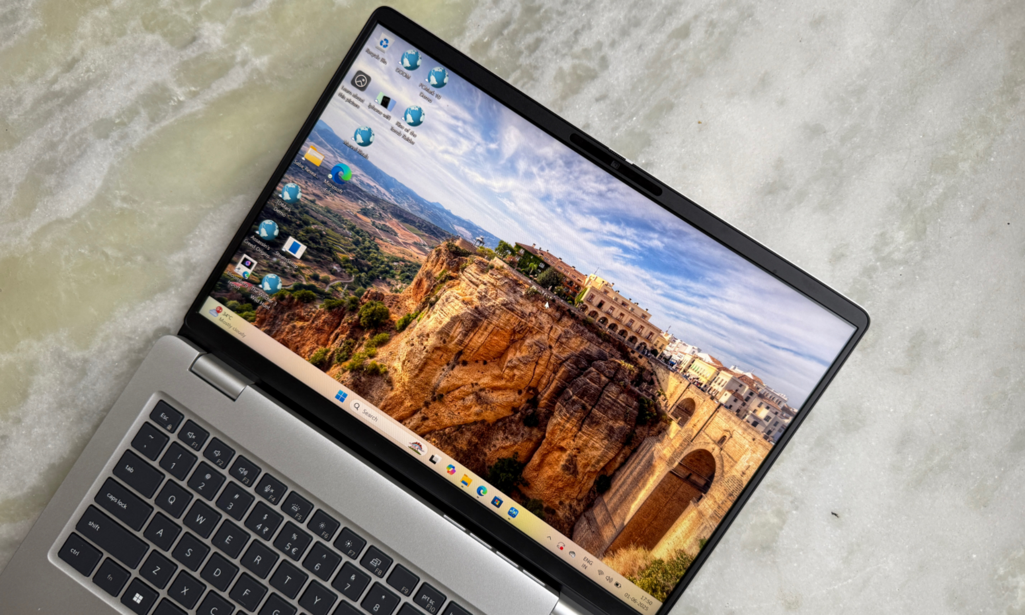 Hésitant entre un MacBook Air et un Pro ? Je vous recommande quelque chose de totalement différent 13 Vue de l'écran du Dell Pro 14.