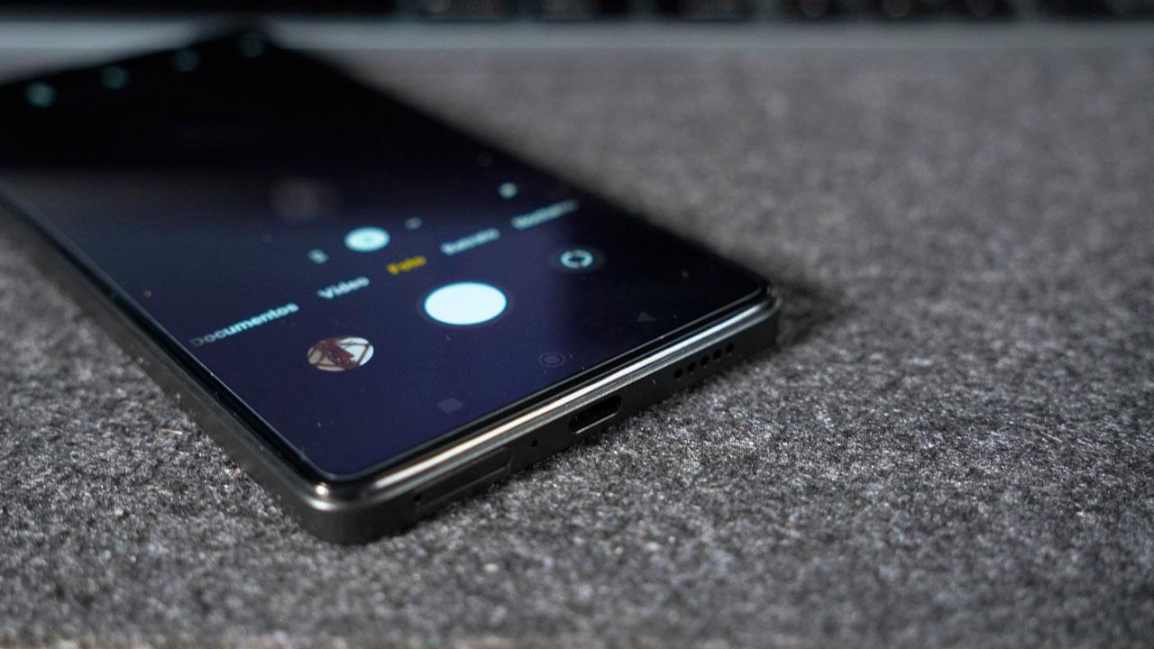 movil sobre mesa app cámara