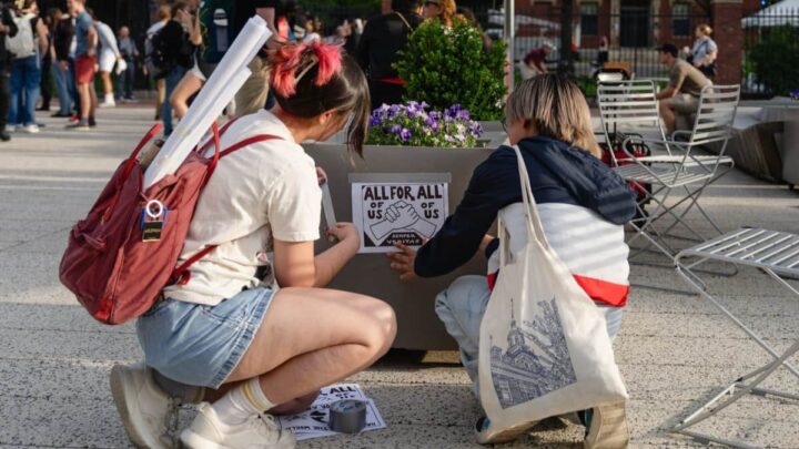 Les universités asiatiques saisissent l'opportunité de Harvard pour attirer les étudiants 3 Des manifestations de soutien aux étudiants internationaux ont eu lieu à Harvard. Crédit : Lucy Lu pour le The New York Times